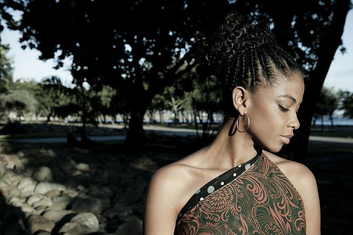 Portrait de mulher negra em ambiente externo